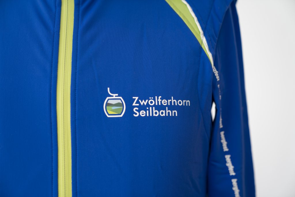 Detail einer Jackenbrust mit dem Zwölferhornlogo